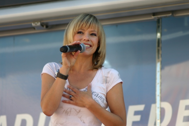 Mit Hits wie "Tanz, Alexis Tanz" oder "Love, L'Amour und Liebe" wird die bildhübsche Sängerin Francine Jordi heute für Stimmung im Gösser-Zelt sorgen. (c) www.migglpictures.at