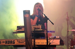 Lisa Ofner am Keyboard. (c) www.migglpictures.at