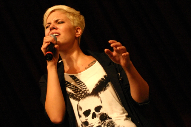 Im Festsaal des Wiener Rathauses gab Sängerin Sara Nardelli einige Coversongs zum Besten. (c) www.migglpictures.at