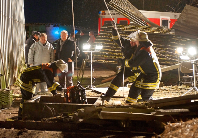 Die Feuerwehr macht einen grausigen Fund und entdeckt die Leiche. (c) ORF/ARD/Marion von der Mehden