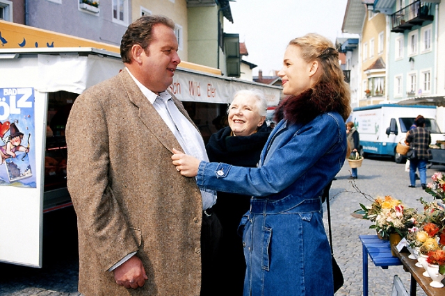Ottfried Fischer, Ruth Drexel und Katharina Schwarz bei einer Szene auf dem Markt. (c) ORF/Kirch Media