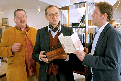 Die Kommissare Korbinian Hofer und Christian Lind ahnen, dass Antiquitätenhändler Konrad Münzinger ein falsches Spiel spielt (v.li.: Joseph Hannesschläger, Frank Behnke, Tom Mikulla). (c) ORF/ZDF/Christian A. Rieger