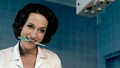 Claudia Michelsen spielt die geheimnissvolle Frau Dr. Herkenrath. (c) HR