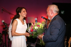 Viktor Seitschek, geschäftsführender Vorstand der ÖQA, überreichte Natália Kelly Blumen. (c) http://www.migglpictures.at 